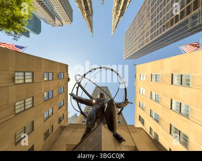 New York, New York - 17. Mai 2025: Atlas Statue und Rockefeller Center New York City. Das Rockefeller Center ist ein Komplex aus 19 Geschäftsgebäuden Stockfoto