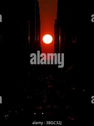 New York, Usa. Juni 2025. Die Sonne durchquert die 42nd Street, bevor der Sonnenuntergang am 4. Juni 2025 in New York City untergeht. Foto: John Angelillo/UPI Credit: UPI/Alamy Live News Stockfoto