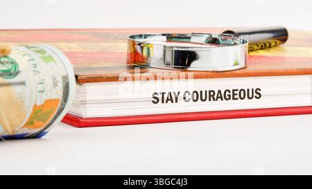 Motivationszitate BLEIBEN MUTIG. Stockfoto