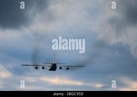 Schkeuditz, Deutschland. Juni 2025. Eine Antonov 124 (AN 124), eines der größten Frachtflugzeuge der Welt, startet vom Flughafen Leipzig/Halle. Die ukrainische Antonov Airlines fliegt regelmäßig Transporte mit diesem Flugzeug. Quelle: Jan Woitas/dpa/Alamy Live News Stockfoto
