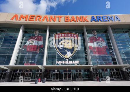 Eine allgemeine Ansicht des Florida Panthers-Logos auf der Fassade der Amerant Bank Arena, Samstag, 3. Mai 2025, in Sunrise, Fla. Stockfoto