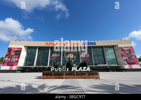 Eine allgemeine Ansicht des Florida Panthers-Logos auf der Fassade der Amerant Bank Arena, Samstag, 3. Mai 2025, in Sunrise, Fla. Stockfoto