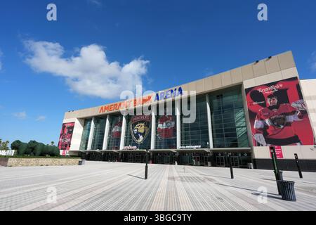 Eine allgemeine Ansicht des Florida Panthers-Logos auf der Fassade der Amerant Bank Arena, Samstag, 3. Mai 2025, in Sunrise, Fla. Stockfoto