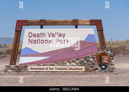 Hinweisschild zum Death Valley National Park West am Highway 190 in Kalifornien Stockfoto