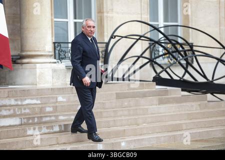 Paris, Frankreich. Juni 2025. Premierminister Francois Bayrou verließ den Ministerrat in Paris am 4. Juni 2025. Fotos von Jeremy Paoloni/ABACAPRESS.COM Credit: Abaca Press/Alamy Live News Stockfoto