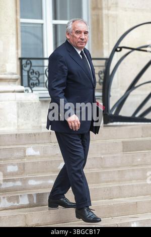 Paris, Frankreich. Juni 2025. Premierminister Francois Bayrou verließ den Ministerrat in Paris am 4. Juni 2025. Fotos von Jeremy Paoloni/ABACAPRESS.COM Credit: Abaca Press/Alamy Live News Stockfoto