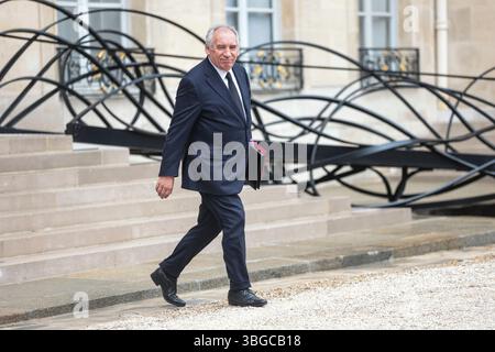 Paris, Frankreich. Juni 2025. Premierminister Francois Bayrou verließ den Ministerrat in Paris am 4. Juni 2025. Fotos von Jeremy Paoloni/ABACAPRESS.COM Credit: Abaca Press/Alamy Live News Stockfoto