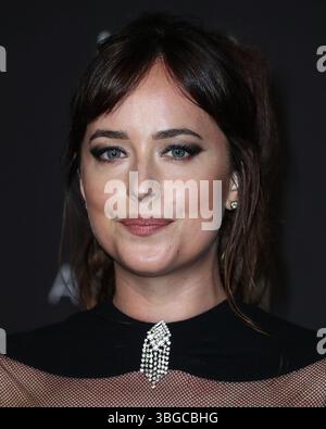 Dakota Johnson und Chris Martin trennen sich wieder. LOS ANGELES, KALIFORNIEN, USA – 3. NOVEMBER: Die US-amerikanische Schauspielerin und Produzentin Dakota Johnson kommt 2018 zur LACMA Art + Film Gala, die am 3. November 2018 im Los Angeles County Museum of Art stattfindet. (Foto: Xavier Collin/Image Press Agency) Stockfoto