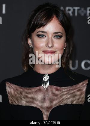 Dakota Johnson und Chris Martin trennen sich wieder. LOS ANGELES, KALIFORNIEN, USA – 3. NOVEMBER: Die US-amerikanische Schauspielerin und Produzentin Dakota Johnson kommt 2018 zur LACMA Art + Film Gala, die am 3. November 2018 im Los Angeles County Museum of Art stattfindet. (Foto: Xavier Collin/Image Press Agency) Stockfoto