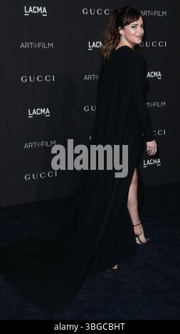 Dakota Johnson und Chris Martin trennen sich wieder. LOS ANGELES, KALIFORNIEN, USA – 3. NOVEMBER: Die US-amerikanische Schauspielerin und Produzentin Dakota Johnson kommt 2018 zur LACMA Art + Film Gala, die am 3. November 2018 im Los Angeles County Museum of Art stattfindet. (Foto: Xavier Collin/Image Press Agency) Stockfoto