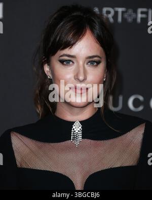 Dakota Johnson und Chris Martin trennen sich wieder. LOS ANGELES, KALIFORNIEN, USA – 3. NOVEMBER: Die US-amerikanische Schauspielerin und Produzentin Dakota Johnson kommt 2018 zur LACMA Art + Film Gala, die am 3. November 2018 im Los Angeles County Museum of Art stattfindet. (Foto: Xavier Collin/Image Press Agency) Stockfoto