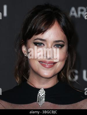 Dakota Johnson und Chris Martin trennen sich wieder. LOS ANGELES, KALIFORNIEN, USA – 3. NOVEMBER: Die US-amerikanische Schauspielerin und Produzentin Dakota Johnson kommt 2018 zur LACMA Art + Film Gala, die am 3. November 2018 im Los Angeles County Museum of Art stattfindet. (Foto: Xavier Collin/Image Press Agency) Stockfoto