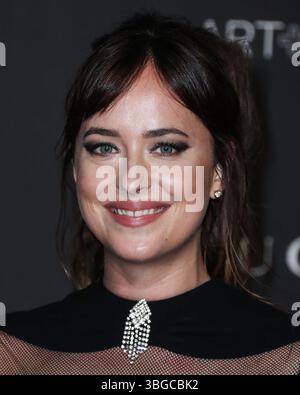 Dakota Johnson und Chris Martin trennen sich wieder. LOS ANGELES, KALIFORNIEN, USA – 3. NOVEMBER: Die US-amerikanische Schauspielerin und Produzentin Dakota Johnson kommt 2018 zur LACMA Art + Film Gala, die am 3. November 2018 im Los Angeles County Museum of Art stattfindet. (Foto: Xavier Collin/Image Press Agency) Stockfoto