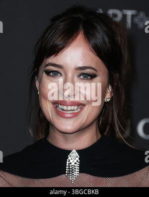 Dakota Johnson und Chris Martin trennen sich wieder. LOS ANGELES, KALIFORNIEN, USA – 3. NOVEMBER: Die US-amerikanische Schauspielerin und Produzentin Dakota Johnson kommt 2018 zur LACMA Art + Film Gala, die am 3. November 2018 im Los Angeles County Museum of Art stattfindet. (Foto: Xavier Collin/Image Press Agency) Stockfoto