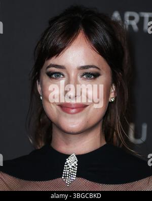 Dakota Johnson und Chris Martin trennen sich wieder. LOS ANGELES, KALIFORNIEN, USA – 3. NOVEMBER: Die US-amerikanische Schauspielerin und Produzentin Dakota Johnson kommt 2018 zur LACMA Art + Film Gala, die am 3. November 2018 im Los Angeles County Museum of Art stattfindet. (Foto: Xavier Collin/Image Press Agency) Stockfoto