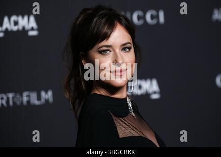Dakota Johnson und Chris Martin trennen sich wieder. LOS ANGELES, KALIFORNIEN, USA – 3. NOVEMBER: Die US-amerikanische Schauspielerin und Produzentin Dakota Johnson kommt 2018 zur LACMA Art + Film Gala, die am 3. November 2018 im Los Angeles County Museum of Art stattfindet. (Foto: Xavier Collin/Image Press Agency) Stockfoto