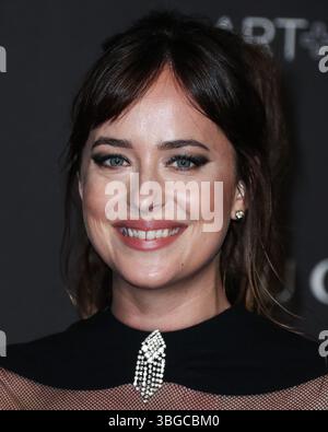 Dakota Johnson und Chris Martin trennen sich wieder. LOS ANGELES, KALIFORNIEN, USA – 3. NOVEMBER: Die US-amerikanische Schauspielerin und Produzentin Dakota Johnson kommt 2018 zur LACMA Art + Film Gala, die am 3. November 2018 im Los Angeles County Museum of Art stattfindet. (Foto: Xavier Collin/Image Press Agency) Stockfoto