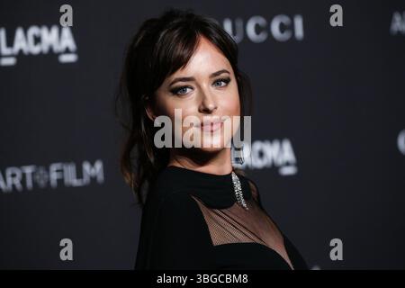 Dakota Johnson und Chris Martin trennen sich wieder. LOS ANGELES, KALIFORNIEN, USA – 3. NOVEMBER: Die US-amerikanische Schauspielerin und Produzentin Dakota Johnson kommt 2018 zur LACMA Art + Film Gala, die am 3. November 2018 im Los Angeles County Museum of Art stattfindet. (Foto: Xavier Collin/Image Press Agency) Stockfoto