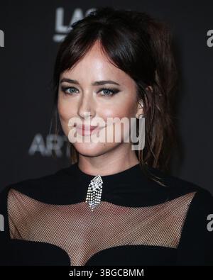 Dakota Johnson und Chris Martin trennen sich wieder. LOS ANGELES, KALIFORNIEN, USA – 3. NOVEMBER: Die US-amerikanische Schauspielerin und Produzentin Dakota Johnson kommt 2018 zur LACMA Art + Film Gala, die am 3. November 2018 im Los Angeles County Museum of Art stattfindet. (Foto: Xavier Collin/Image Press Agency) Stockfoto
