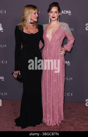 Dakota Johnson und Chris Martin trennen sich wieder. LOS ANGELES, KALIFORNIEN, USA – 04. NOVEMBER: Melanie Griffith, Dakota Johnson, kommt 2017 zur LACMA Art + Film Gala, die am 4. November 2017 im Los Angeles County Museum of Art in Los Angeles, Kalifornien, USA, stattfand. (Foto: Xavier Collin/Image Press Agency) Stockfoto