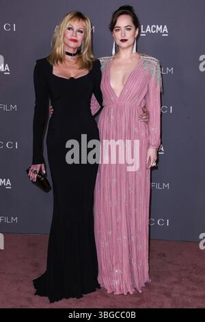 Dakota Johnson und Chris Martin trennen sich wieder. LOS ANGELES, KALIFORNIEN, USA – 04. NOVEMBER: Melanie Griffith, Dakota Johnson, kommt 2017 zur LACMA Art + Film Gala, die am 4. November 2017 im Los Angeles County Museum of Art in Los Angeles, Kalifornien, USA, stattfand. (Foto: Xavier Collin/Image Press Agency) Stockfoto