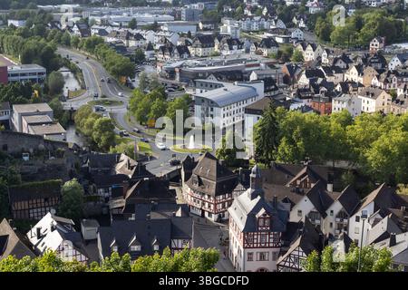 Luftaufnahme der Oranienstadt Dillenburg, einer Stadt im hessischen Gießen in Deutschland. Altstadt im Vordergrund, in wunderschönem Abendlicht getaucht. Stockfoto