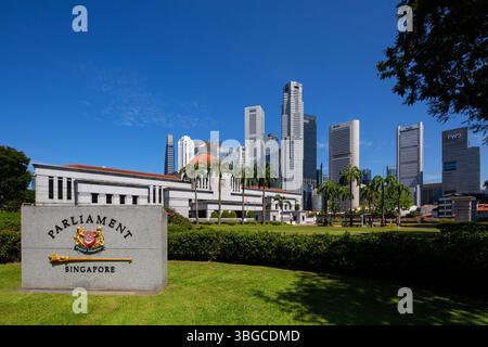 Das Parlamentsgebäude ist ein modernes öffentliches Gebäude und ein kulturelles Wahrzeichen. Dort befindet sich das Parlament von Singapur. Innenstadt im Zentrum. Stockfoto