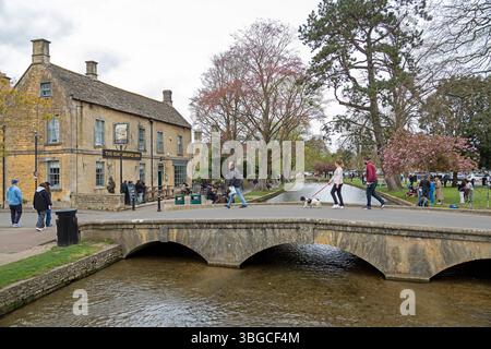 Bridge, River Windrush, The Kingsbridge Inn, Bourton-on-the-Water, The Cotswolds, Gloucestershire, England, Großbritannien Stockfoto