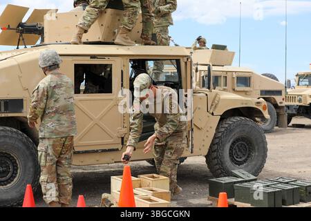 Ein Soldat der US-Armee mit dem 364th Expeditionary Sustainment Command entfernt Munition Messing aus einem Humvee während der Qualifikation für Waffen im Rahmen der Operation Trail Breaker Gunnery im Idaho Combat Training Center, 11. Mai 2025. Die Operation Trail Breaker Gunnery ist eine 364. ESC-Trainingsveranstaltung, die aus Geschütztrupps der 96. Nachhaltigkeitsbrigade, der 652. Regionalen Unterstützungsgruppe und der 654. Regionalen Unterstützungsgruppe besteht, die sich auf die Qualifizierung von Waffen durch Besatzungsmitglieder konzentrieren und gleichzeitig qualifizierte Kader entwickeln, um zukünftige Geschützprogramme im gesamten Kommando zu unterstützen. (Foto der US-Armee von Stockfoto