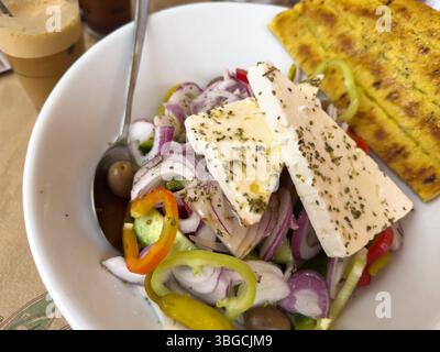 Griechischer Salat mit Oliven, Gurken, Zwiebeln und Fetakäse Stockfoto