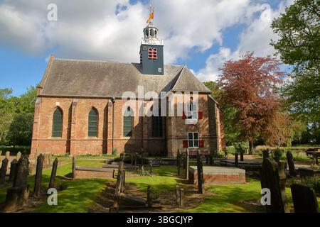Die Kirche Slotkapel in Egmond aan den Hoef, Bergen, Niederlande, umgeben vom Friedhof und in der Nähe des alten Schlosses von Egmond Stockfoto