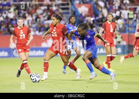 Montreal, Quebec, Kanada. Juni 2025. Marie-Yasmine Alidou #26 von Kanada wird von Melchie Dumornay #6 von Haiti während des Freundschaftsspiels der Frauen zwischen Kanada und Haiti im Saputo-Stadion unter Druck gesetzt. Endstand Kanada 3:1, Haiti. Am 3. Juni 2025 in Montreal, Kanada. (Credit Image: © Horacio Zamora Rios/eyepix via ZUMA Press Wire) NUR REDAKTIONELLE VERWENDUNG! Nicht für kommerzielle ZWECKE! Quelle: ZUMA Press, Inc./Alamy Live News Stockfoto