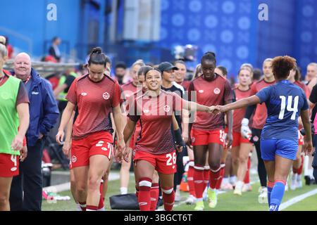 Montreal, Quebec, Kanada. Juni 2025. Marie-Yasmine Alidou #26 aus Kanada schüttelt Amandine Pierre-Louis #14 aus Haiti während des Freundschaftsspiels zwischen Kanada und Haiti im Saputo-Stadion die Hand. Endstand Kanada 3:1, Haiti. Am 3. Juni 2025 in Montreal, Kanada. (Credit Image: © Horacio Zamora Rios/eyepix via ZUMA Press Wire) NUR REDAKTIONELLE VERWENDUNG! Nicht für kommerzielle ZWECKE! Quelle: ZUMA Press, Inc./Alamy Live News Stockfoto