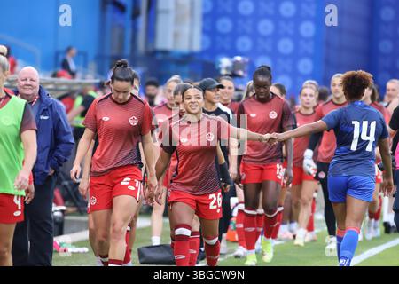 Montreal, Kanada. Juni 2025. Marie-Yasmine Alidou #26 aus Kanada schüttelt Amandine Pierre-Louis #14 aus Haiti während des Freundschaftsspiels zwischen Kanada und Haiti im Saputo-Stadion die Hand. Endstand Kanada 3:1, Haiti. Am 3. Juni 2025 in Montreal, Kanada. (Foto: Horacio Zamora Rios/Eyepix Group/SIPA USA) Credit: SIPA USA/Alamy Live News Stockfoto