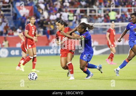Montreal, Kanada. Juni 2025. Marie-Yasmine Alidou #26 von Kanada wird von Melchie Dumornay #6 von Haiti während des Freundschaftsspiels der Frauen zwischen Kanada und Haiti im Saputo-Stadion unter Druck gesetzt. Endstand Kanada 3:1, Haiti. Am 3. Juni 2025 in Montreal, Kanada. (Foto: Horacio Zamora Rios/Eyepix Group/SIPA USA) Credit: SIPA USA/Alamy Live News Stockfoto