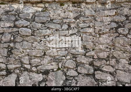 Nahaufnahme einer alten maya-Steinmauer mit traditionellen Bautechniken und der reichen Geschichte von tulum, mexiko Stockfoto