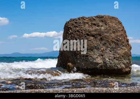 Wellen, die auf Felsen im Mittelmeer mit türkisfarbenem Wasser krachen Stockfoto