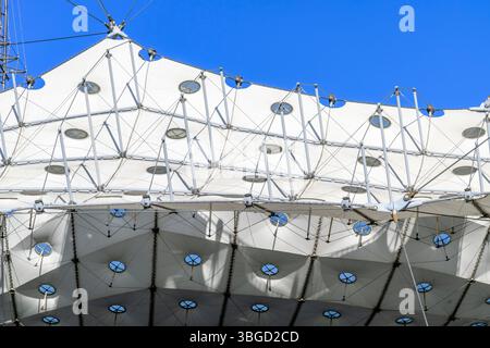Unter der Arche de la Défense oder La Grande Arche. Der Würfel ist mit dem Louvre zum Arc de Triomphe ausgerichtet. Ein Großprojekt von Francois Mitterrand. Stockfoto