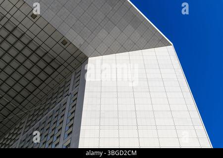 Unter der Arche de la Défense oder La Grande Arche. Der Würfel ist mit dem Louvre zum Arc de Triomphe ausgerichtet. Ein Großprojekt von Francois Mitterrand. Stockfoto