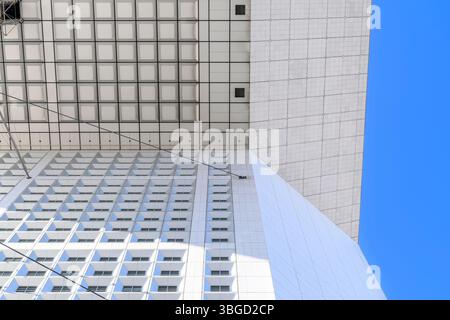 Unter der Arche de la Défense oder La Grande Arche. Der Würfel ist mit dem Louvre zum Arc de Triomphe ausgerichtet. Ein Großprojekt von Francois Mitterrand. Stockfoto