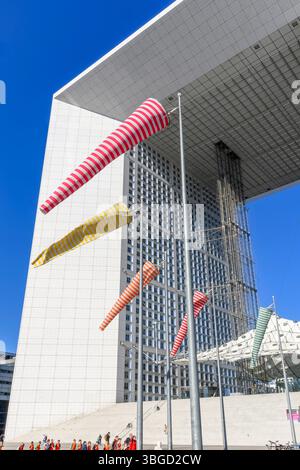 Unter der Arche de la Défense oder La Grande Arche. Der Würfel ist mit dem Louvre zum Arc de Triomphe ausgerichtet. Ein Großprojekt von Francois Mitterrand. Stockfoto
