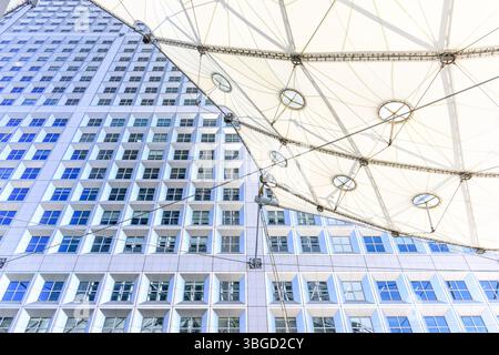 Unter der Arche de la Défense oder La Grande Arche. Der Würfel ist mit dem Louvre zum Arc de Triomphe ausgerichtet. Ein Großprojekt von Francois Mitterrand. Stockfoto
