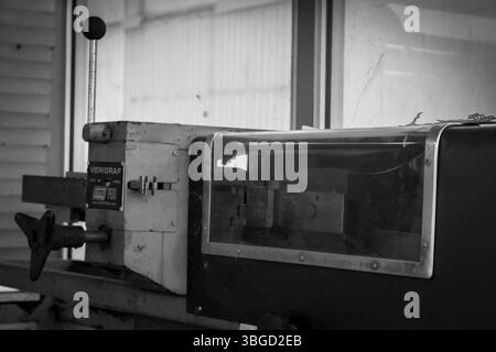 Nahaufnahme einer alten Druckerei, die ihren Vintage-Charme und die Abnutzung aus den Jahren des Dienstes zeigt Stockfoto