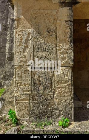 Komplizierte Steinschnitzereien mit maya-Gottheiten und Ritualen zieren eine Mauer an der archäologischen Stätte chichén Itzá, die die reiche Geschichte und die CUL veranschaulichen Stockfoto