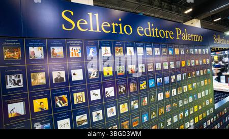 Turin, Italien. Mai 2025. Der italienische Verlag Sellerio steht auf der Buchmesse in Turin 2025 mit Bucheinbänden dekoriert Stockfoto