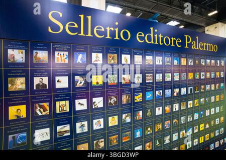 Turin, Italien. Mai 2025. Der italienische Verlag Sellerio steht auf der Buchmesse in Turin 2025 mit Bucheinbänden dekoriert Stockfoto