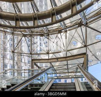 Unter der Arche de la Défense oder La Grande Arche. Rolltreppen nach unten bringen die Besucher schließlich zum Gebäude. Obwohl derzeit für Besucher geschlossen Stockfoto