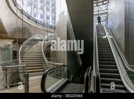 Unter der Arche de la Défense oder La Grande Arche. Rolltreppen nach unten bringen die Besucher schließlich zum Gebäude. Obwohl derzeit für Besucher geschlossen Stockfoto