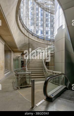 Unter der Arche de la Défense oder La Grande Arche. Rolltreppen nach unten bringen die Besucher schließlich zum Gebäude. Obwohl derzeit für Besucher geschlossen Stockfoto