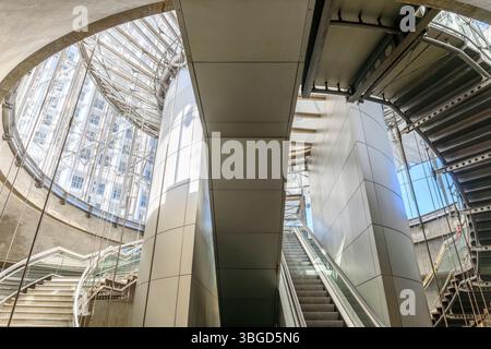 Unter der Arche de la Défense oder La Grande Arche. Rolltreppen nach unten bringen die Besucher schließlich zum Gebäude. Obwohl derzeit für Besucher geschlossen Stockfoto